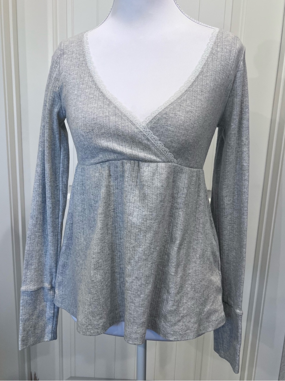 Hollister Babydoll Shirt Gray Ribbed Wrap V-Neck Lace Trim Y2K Sz XS